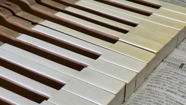 ピアノの鍵盤の汚れ・手垢の落とし方｜アルコール除菌シートは使っても大丈夫？