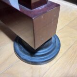 アップライトピアノのキャスターとインシュレーターの画像。