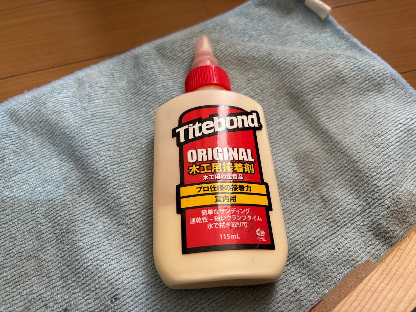 プロ仕様の強力な接着剤であるタイトボンドの画像。ピアノの白鍵の接着作業にどのように使用するかについて解説するためのもの。